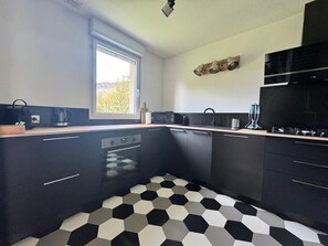 Microonde, forno, piano cottura, lavastoviglie