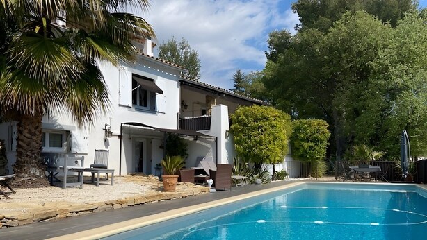 A swimming pool with a white house in the background. - NEW! VILLA LORANA Between sea and vineyards (SAINT CYR)