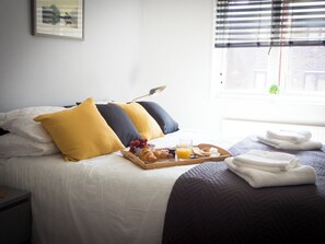 3 bedrooms, iron/ironing board, bed sheets - Diamond House, Sheffield: Lovely 3 bedroom centrally-located, industrial styled. (Sheffield)