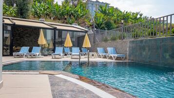 Piscina interna, piscina externa sazonal