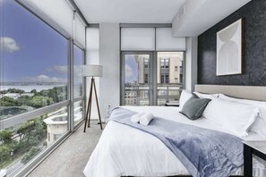 2 habitaciones, tabla de planchar con plancha y cuna de viaje