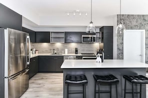 Stovetop, cookware/dishes/utensils