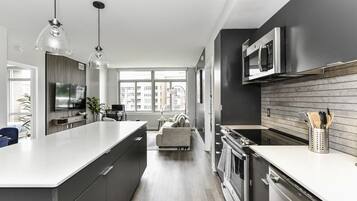 Een koffiezetapparaat/waterkoker, kookgerei, borden en bestek