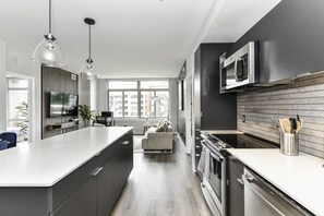 Coffee/tea maker, cookware/dishes/utensils, ice maker, paper towels