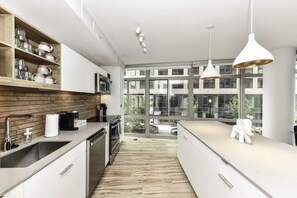 Cookware/dishes/utensils - Stylish 2BR Stay with Gym, Parking & Rooftop Views (Arlington)