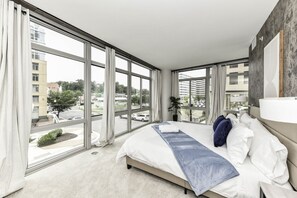 2 slaapkamers, een bureau, een strijkplank/strijkijzer, gratis wifi