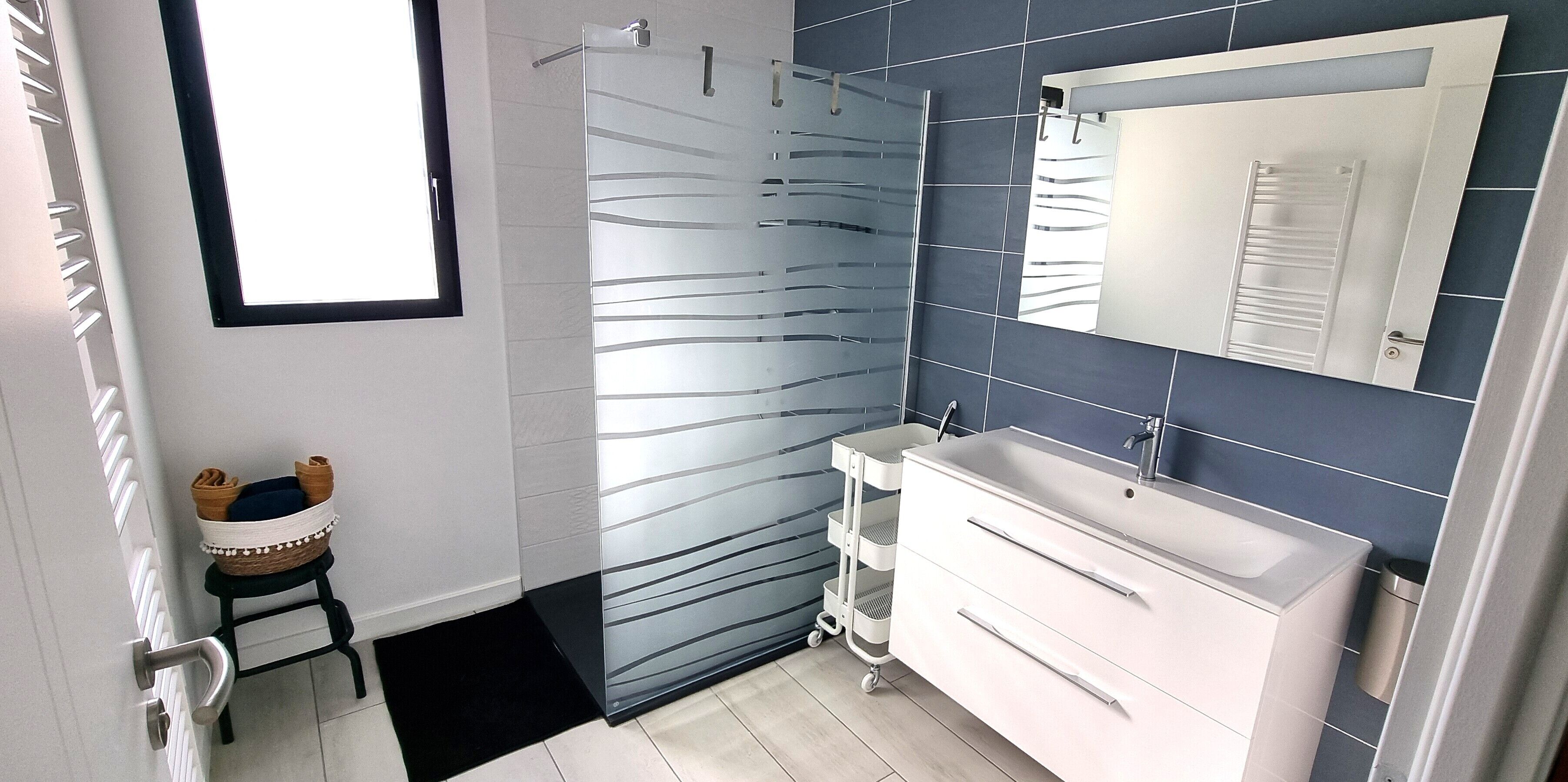 Douche, sèche-cheveux, serviettes fournies, savon