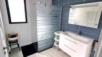 Douche, sèche-cheveux, serviettes fournies, savon