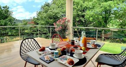 Ăvasion raffinĂ©e Ă  Saint-Julien-du-Serre : calme, confort, Ă©lĂ©gance, vue dĂ©gagĂ©e