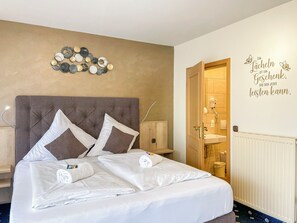 Classic-Doppelzimmer, 1 Queen-Bett, Balkon, Bergblick | Schallisolierte Zimmer, kostenloses WLAN