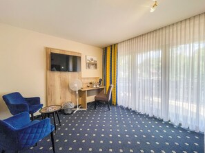 Phòng đôi phong cách cổ điển, 1 giường cỡ queen, ban công, quang cảnh núi | Phòng cách âm, truy cập Internet không dây miễn phí 