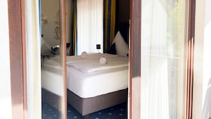 A bedroom with a bed, curtains, and a window. - Forellenhof (Pottenstein)