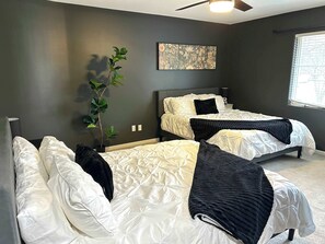 6 chambres, bureau, fer et planche à repasser, lit de bébé portatif