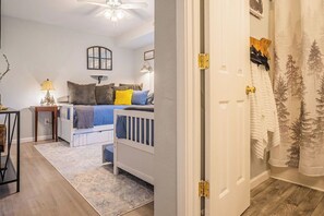 24 Schlafzimmer, Bügeleisen/Bügelbrett, Reisekinderbett, WLAN