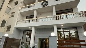 A multi-story building with a sign reading "SAINA STAY INN". - Hotel Saina Stay Inn (Gurugram)