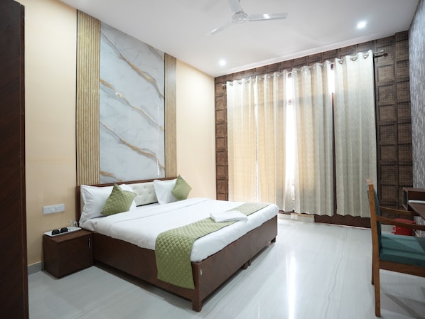 Deluxe Room - Hotel Saina Stay Inn (Gurugram)
