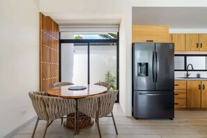 Refrigerador, microondas, horno, placa de cocina
