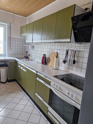 Kjøleskap, mikrobølgeovn, ovn og kokeplater