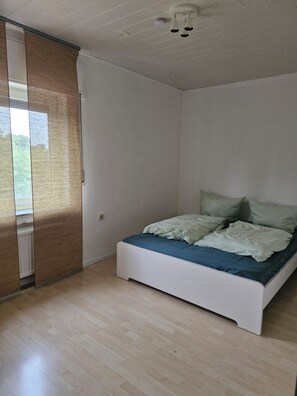 4 bedrooms, free WiFi, bed sheets - Spacious 4-room apartment for the whole family with an eat-in kitchen (Elsdorf)