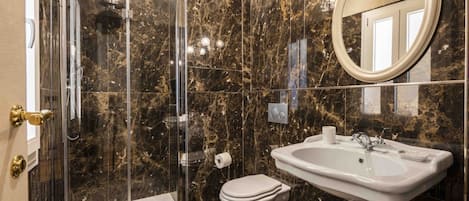 Shower, bidet, towels, shampoo