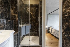 Regadera, bidet, toallas, shampoo 