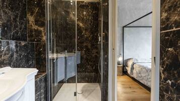 Doccia, bidet, asciugamani, shampoo