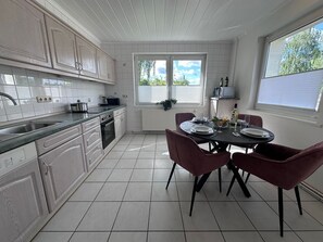 Fridge, microwave, oven, stovetop - Ferienhof Eickhof: Relaxing and riding in the idyllic Warnow region - Eickhof (Warnow)