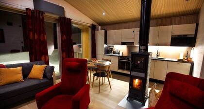 Scenic Arctic Retreat with Saana fell views & riverfront in KilpisjÀrvi