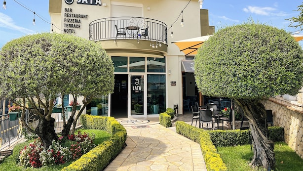 A modern building with a sign reading "JATA BAR RESTAURANT PIZZERIA TERRACE HOTEL". - Jata Hotel (Tirana)