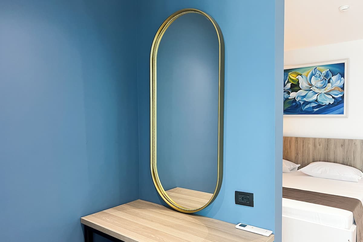 Tripla Deluxe, vista città | Con stile personalizzato, con arredamento individuale, una scrivania