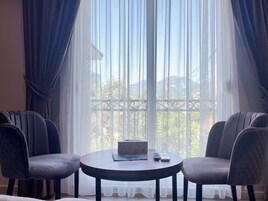 Artículos del minibar gratis y decoración personalizada 