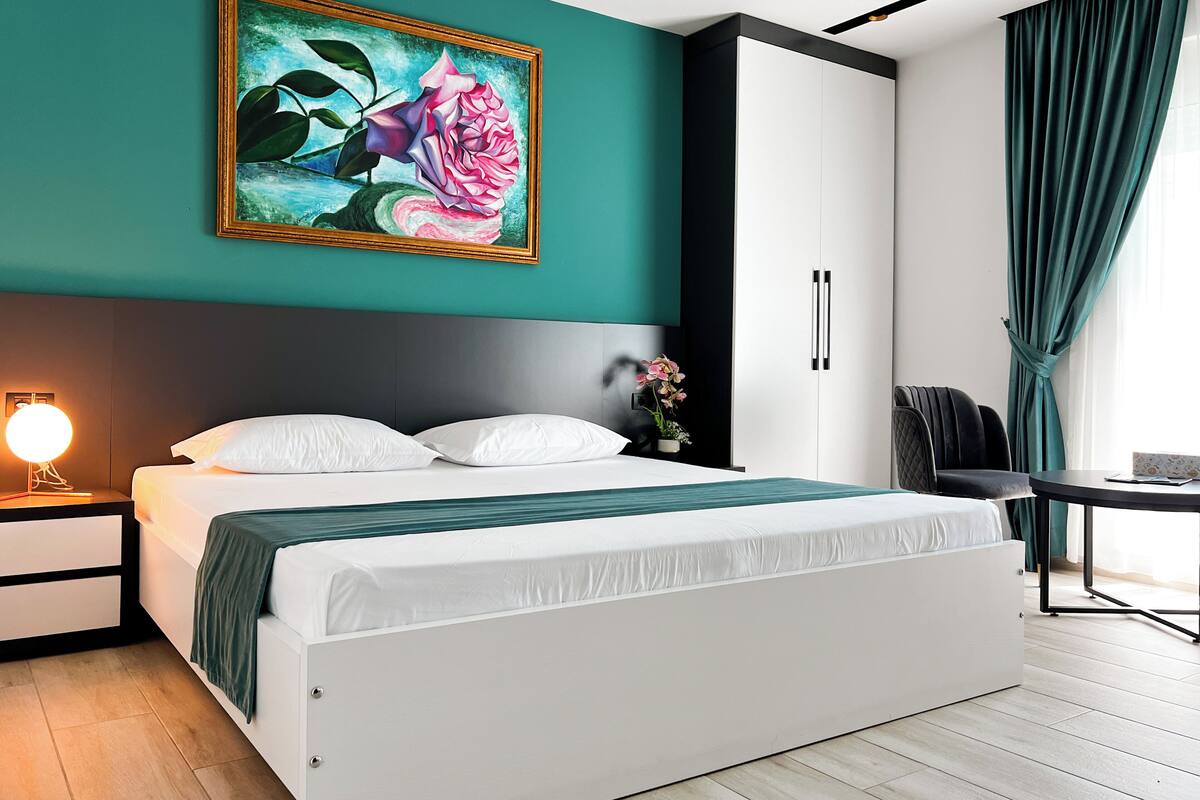 Een minibar met enkele gratis items, een bureau, een laptopwerkplek