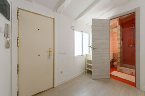 Un baño moderno con ducha, inodoro y lavamanos.