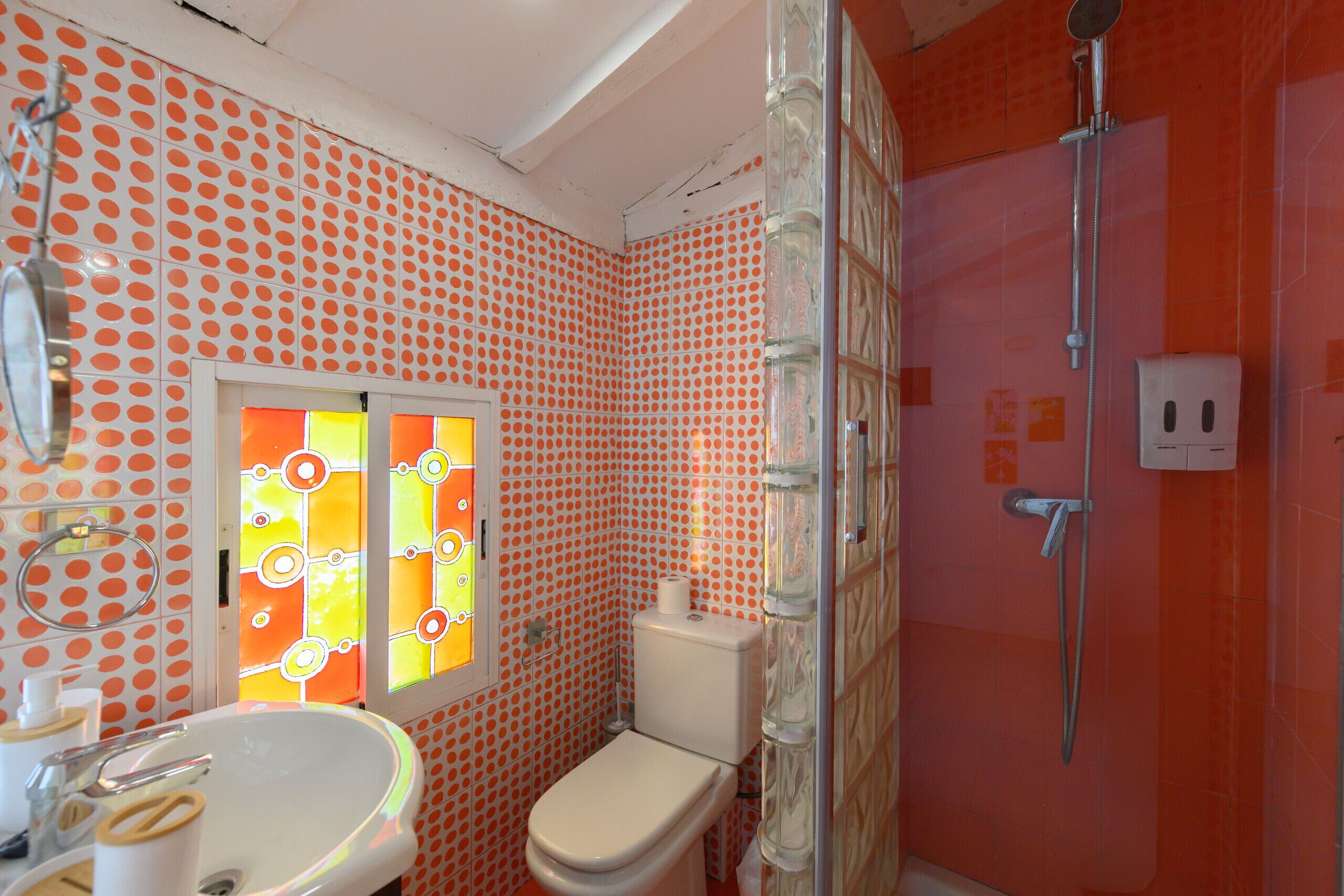 Un baño con inodoro, lavamanos y ducha.