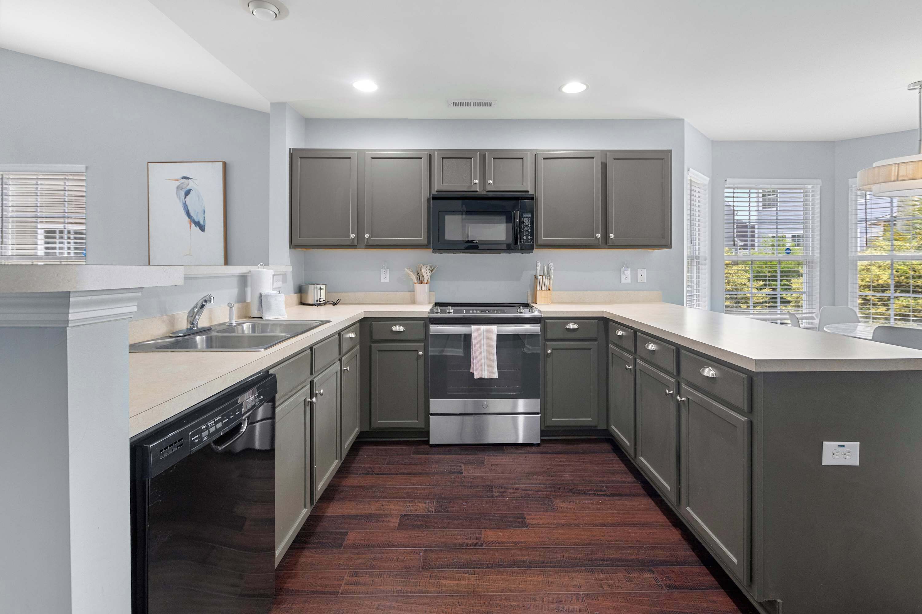 Kylskåp, mikrovågsugn, ugn och spishäll