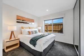 2 habitaciones, tabla de planchar con plancha, cuna de viaje y wifi 