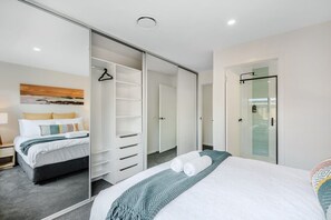 2 habitaciones, tabla de planchar con plancha, cuna de viaje y wifi 