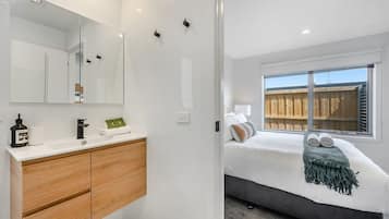 2 bedrooms, iron/ironing board, travel cot, WiFi