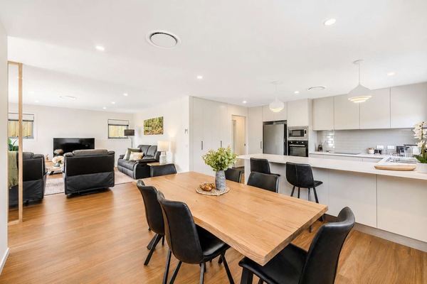 Such a peaceful and quiet place! We loved that parking was so easy and that we could stargaze right from the property.
Excellent location—only a 5-minute drive to a huge supermarket and 10–15 minutes to the city center. A truly memorable stay in Tas