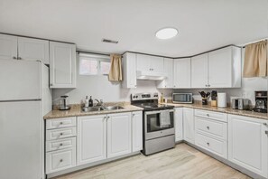 Fridge, microwave, oven, stovetop - Comfy 2BR Apt near Beach & Downtown | Free Parking (Oshawa)