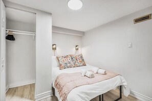 2 dormitorios, escritorio, tabla de planchar con plancha y wifi