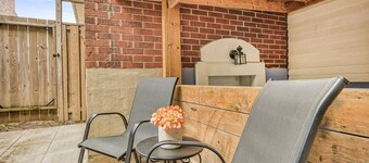 Comfy 2BR Apt near Beach & Downtown | Free Parking