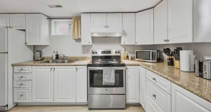 Comfy 2BR Apt near Beach & Downtown | Free Parking