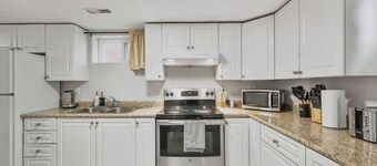 Comfy 2BR Apt near Beach & Downtown | Free Parking