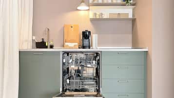 Fridge, microwave, stovetop, dishwasher
