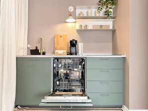 Geladeira, micro-ondas, cooktop, lava-louças