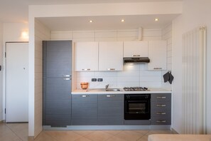 Réfrigérateur, four, plaque de cuisson, cafetière/bouilloire