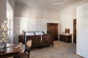 华丽开间, 山景 | 高档床上用 品、特色装修、特色家居、笔记本电脑工作区