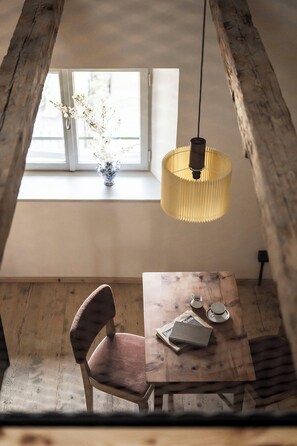 Deluxe-Studio, Stadtblick | Essbereich im Zimmer