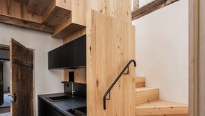Una cocina moderna con armarios de madera y encimera negra.